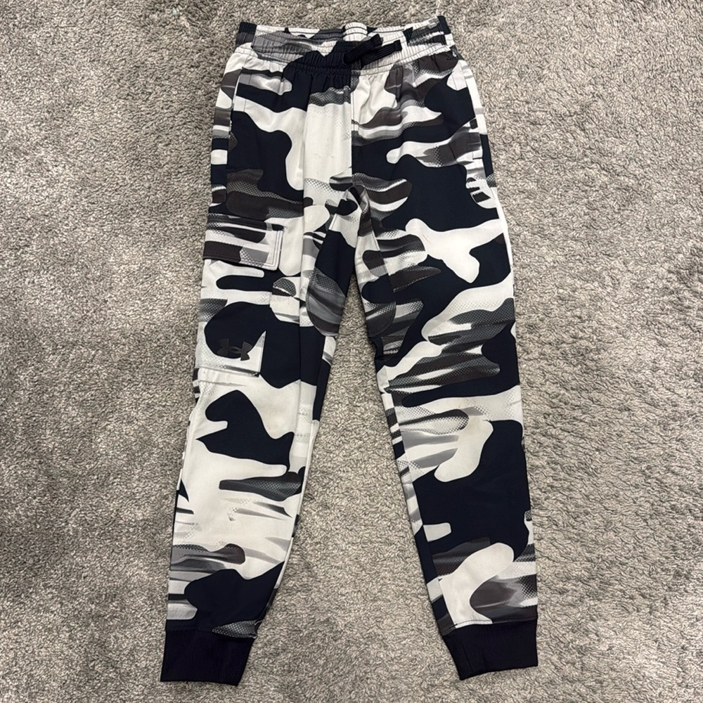 Boys Under Armour size S camo joggers